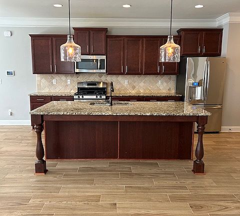 Kitchen w/large island