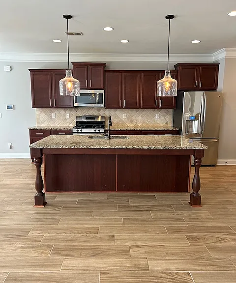 Kitchen w/large island
