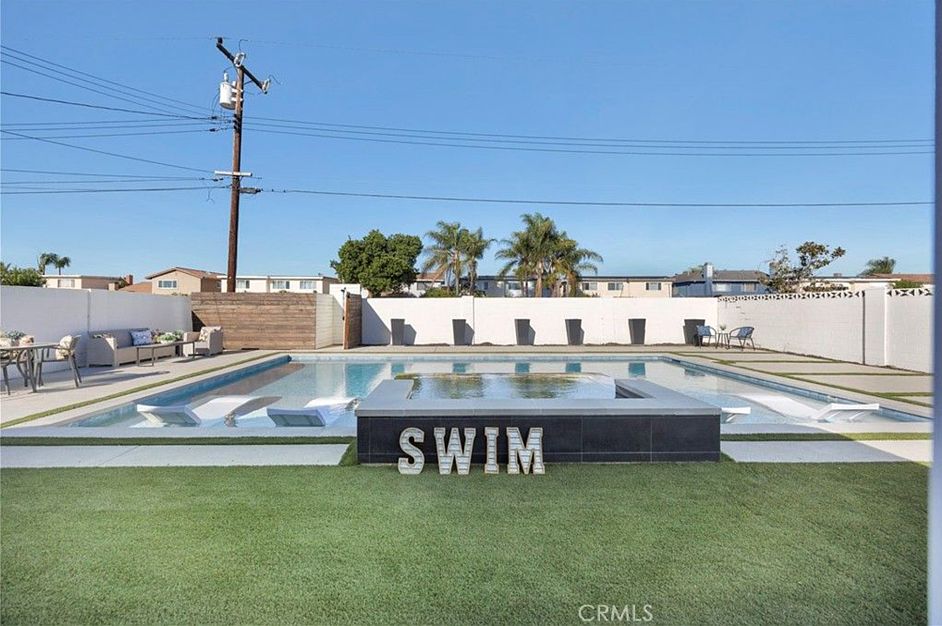 1st image of 8326 Fontainbleau Way