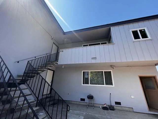 216 Bancroft Ave — Photo 4
