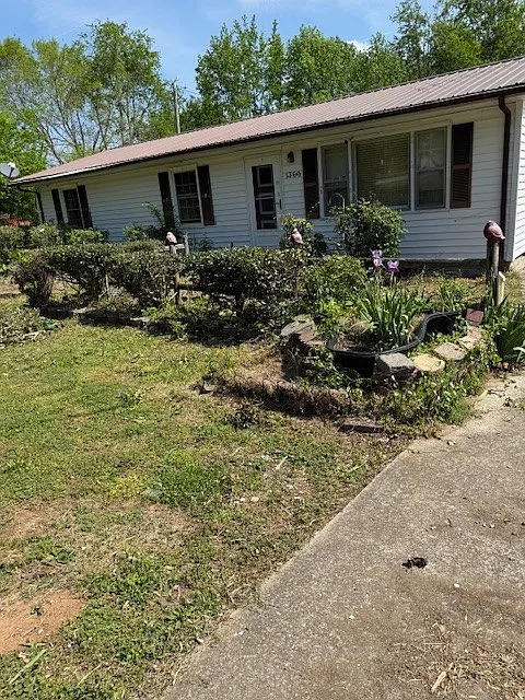 1369 Gip Manning Rd photo 1