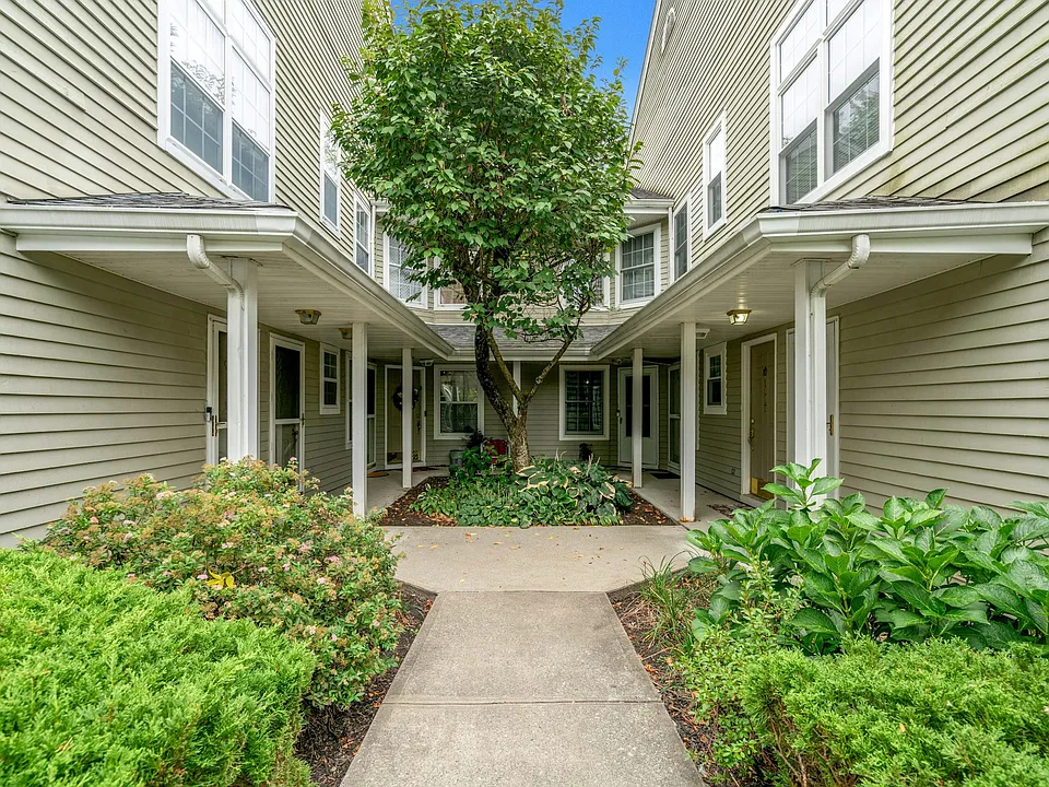 1121 Hyde Park Ct