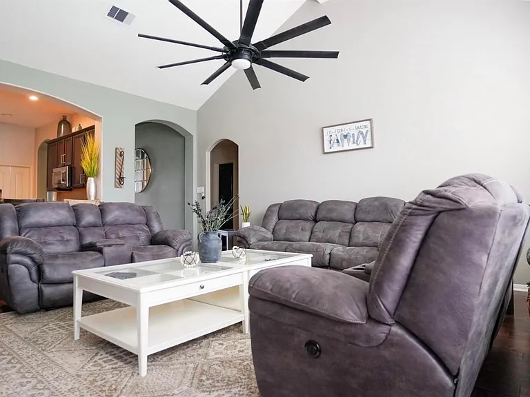2109 Mooncrest Dr — Photo 2