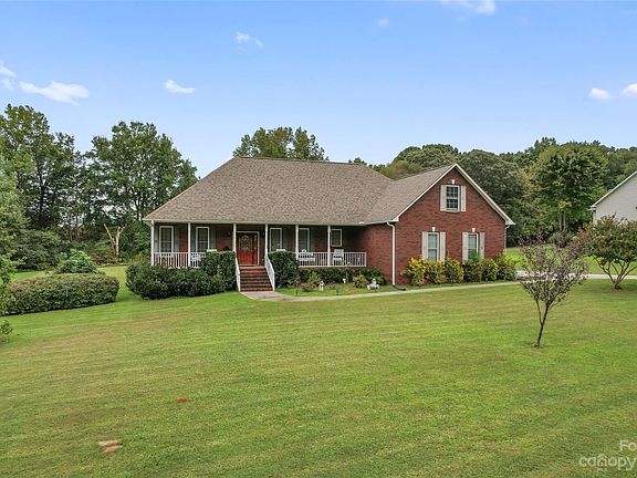3rd image of 631 Britt Ln