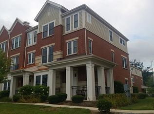 2221 S Crambourne Way, Arlington Heights, IL 60005