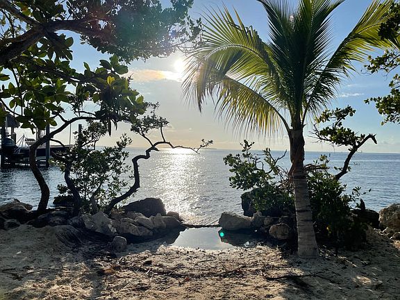 Access micro / mini beach directly next to the house in our homeowners park.