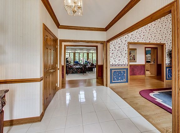 5th image of 1212 Canterbury Cir