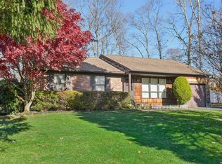 20 Maple Wood Ln, Riverhead, NY 11901