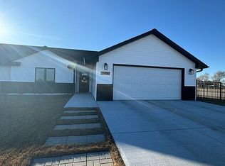 1023 Valley St, Holdrege, NE 68949
