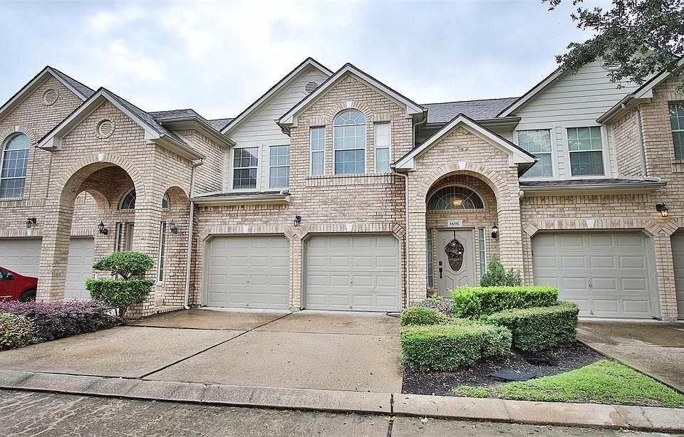 Pretty townhouse sits in a gated community near 290, Beltway and I-10. Great location!