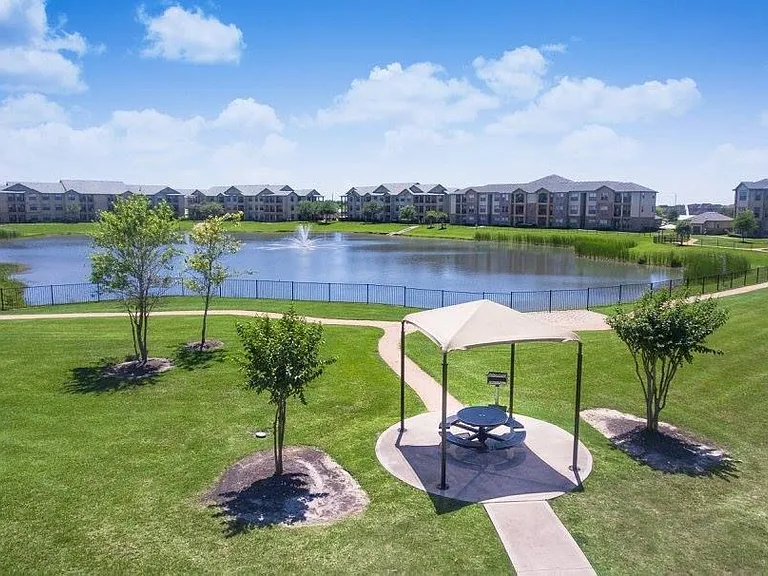 COBBLESTONE PARK — Photo 21