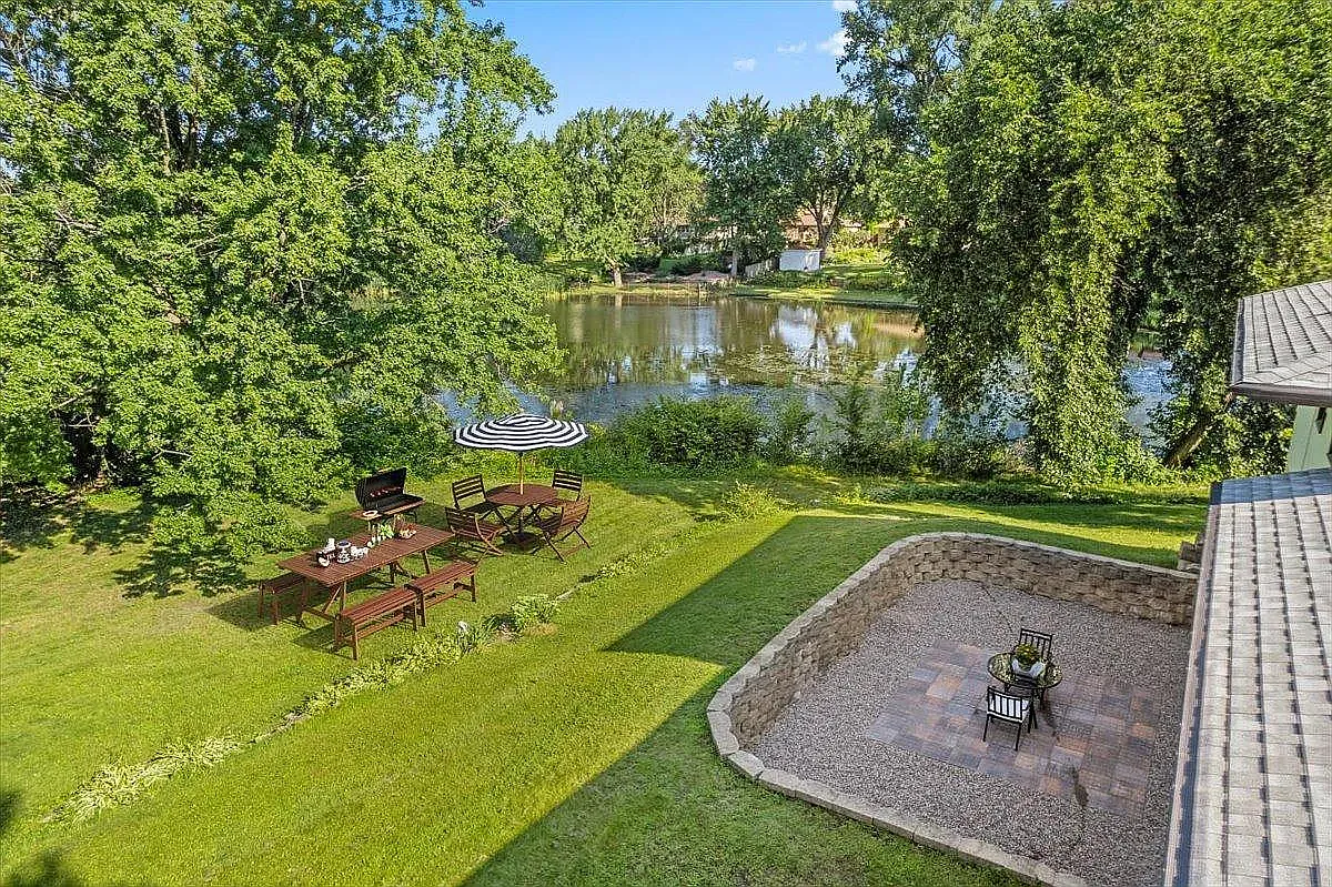 3 bed, 2400 sqft, $3,895 — Photo 4