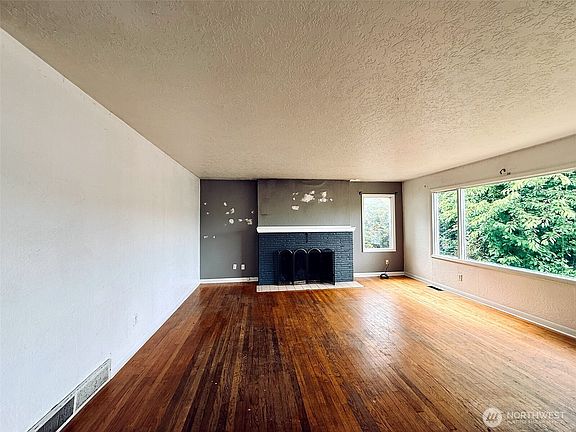 3rd image of 2827 Ocean Beach Highway