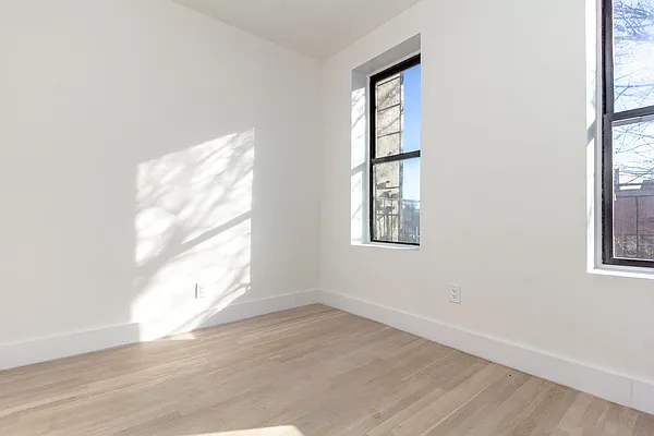 Rented by EXR | media 10