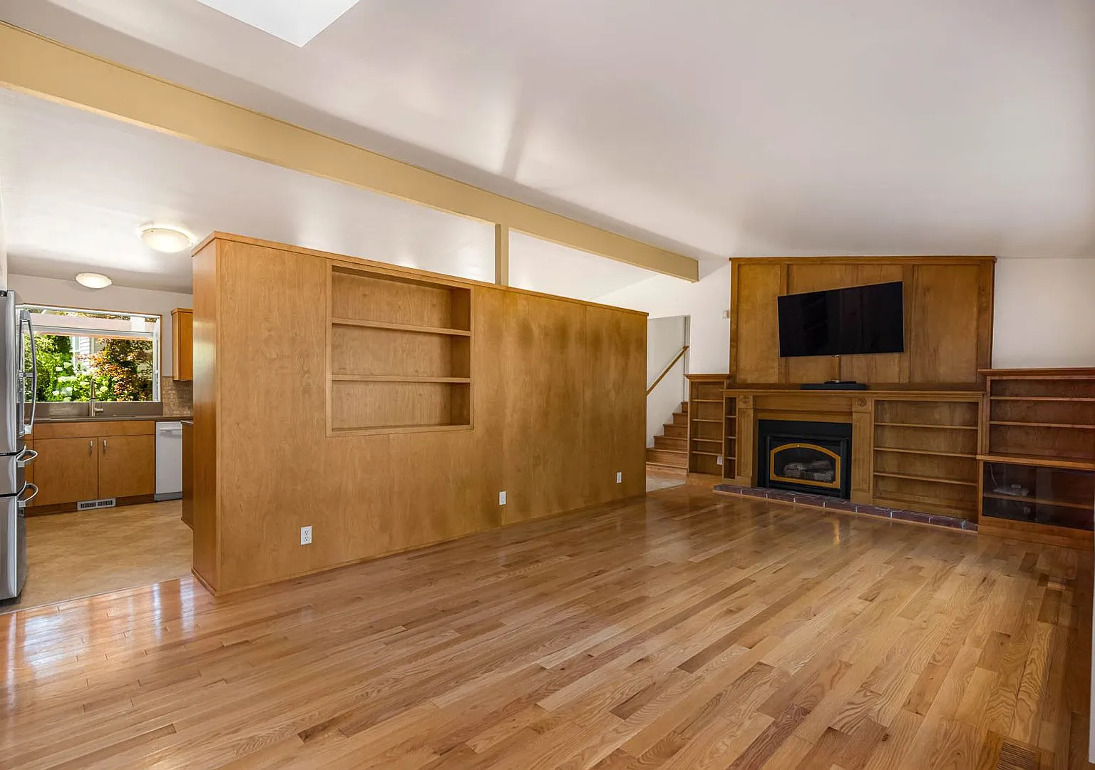 Spacious 3BR South Juanita Home with Vaulted Ceilings & Bonus Spaces — Photo 2