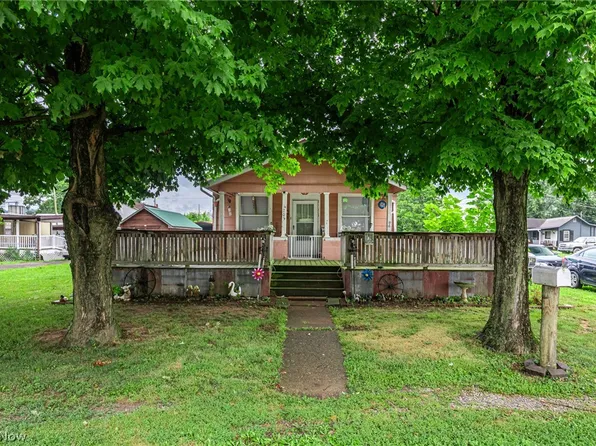 1203 Cemetery Dr, Coshocton, OH 43812