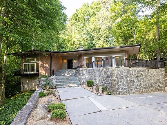 3rd image of 770 Kings Way NW