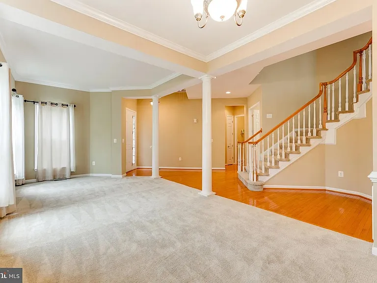 Grand Entrance to Living and Dining. 10' Ceiling height