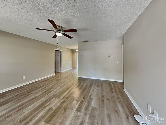 3rd image of 914 W Gaston Pl