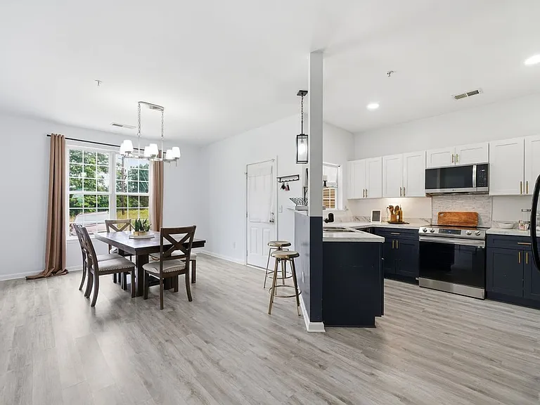 166 NW Odyssey Turn — Photo 4