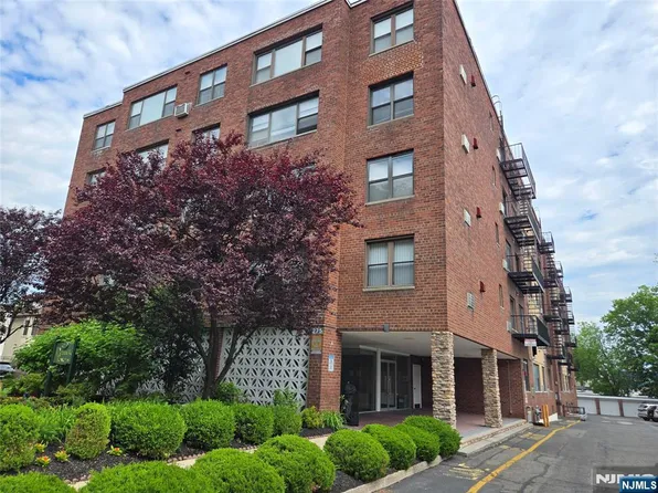 275 Hoym St APT 5E, Fort Lee, NJ 07024