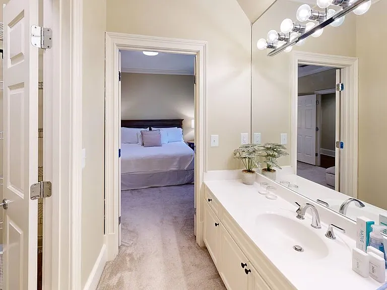 1296 W Wesley Rd NW — Photo 14