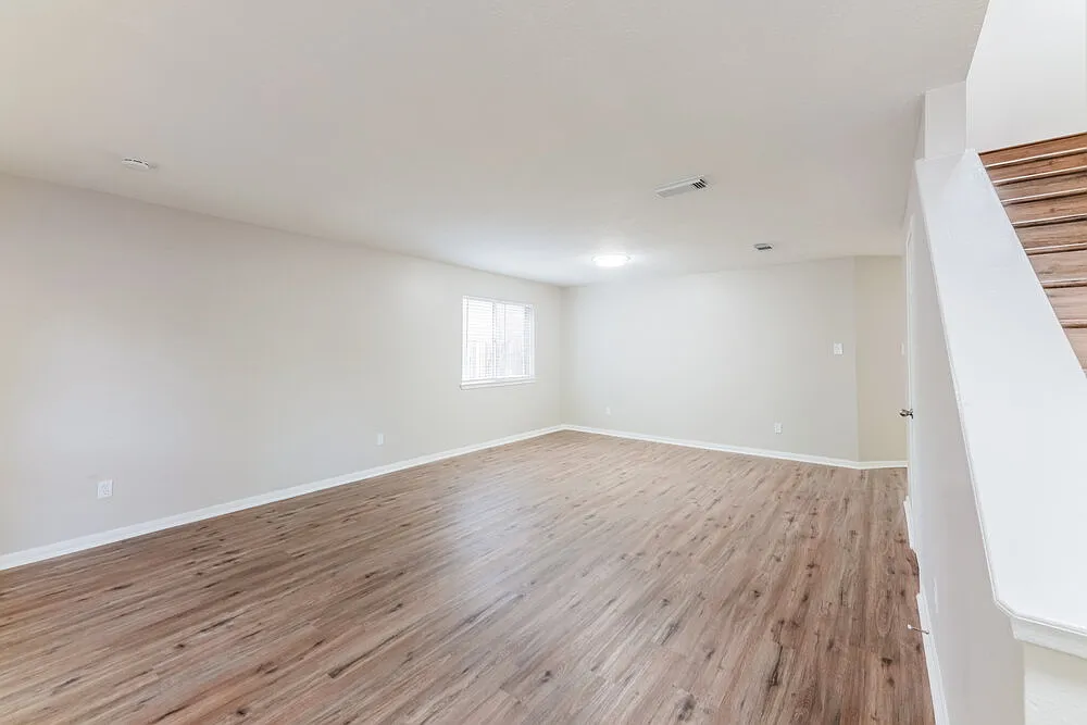 4 bed, 2.5 bath, 2368 sqft, $2,015 — Photo 4