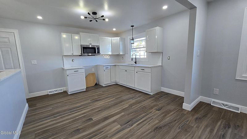4th image of 1732 Carrie Street