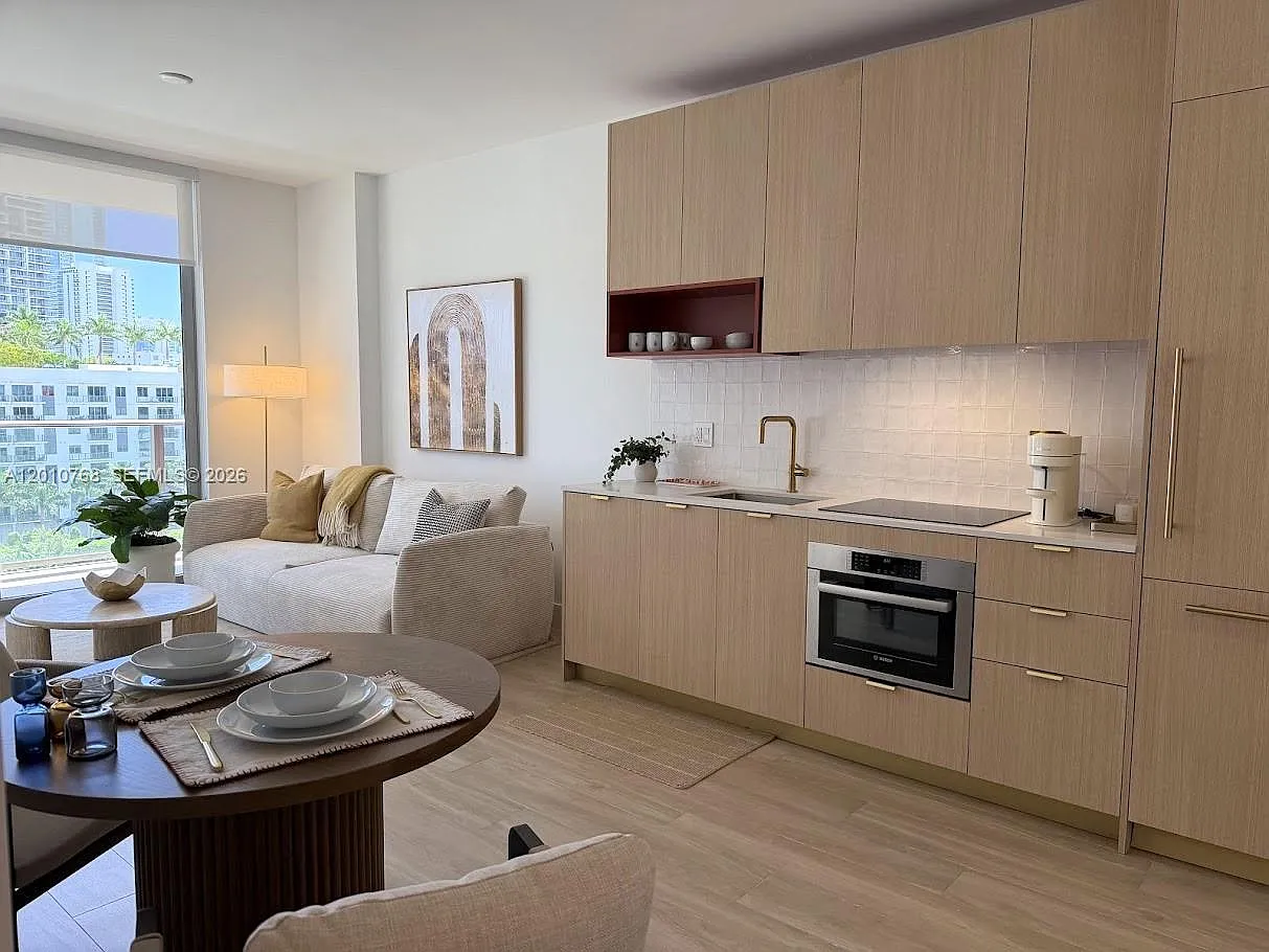 1 bed, 1.0 bath, 598 sqft, $3,950 — Photo 1