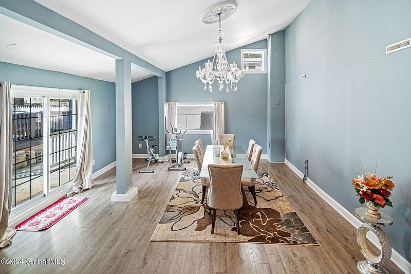 5th image of 2937 Wellington Avenue