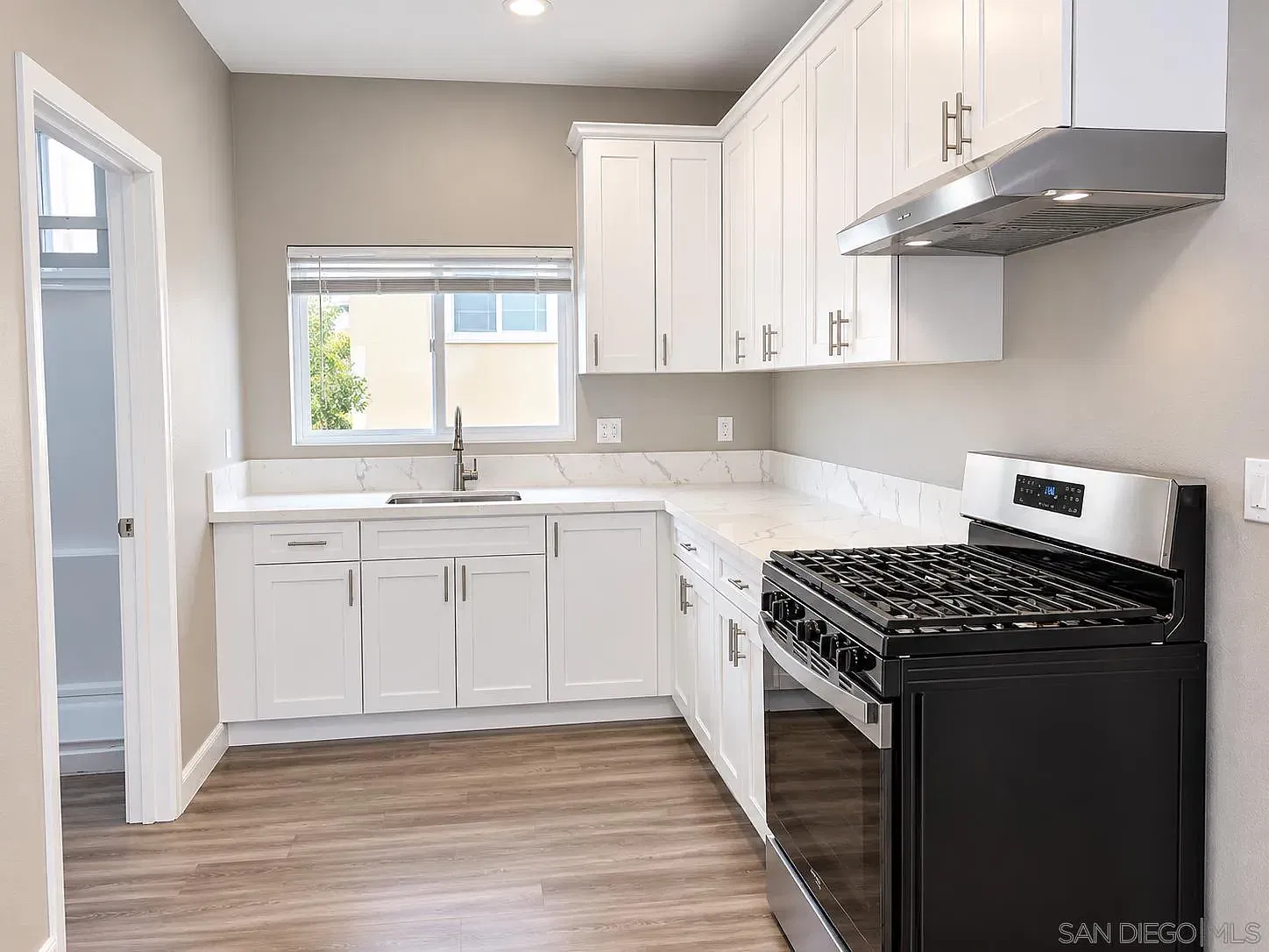 2 bed, 1.0 bath, 800 sqft, $2,195 — Photo 2
