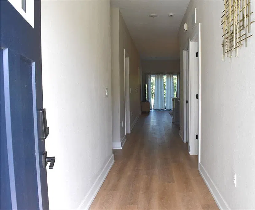 3 bed, 2.0 bath, 1154 sqft, $3,400 — Photo 3