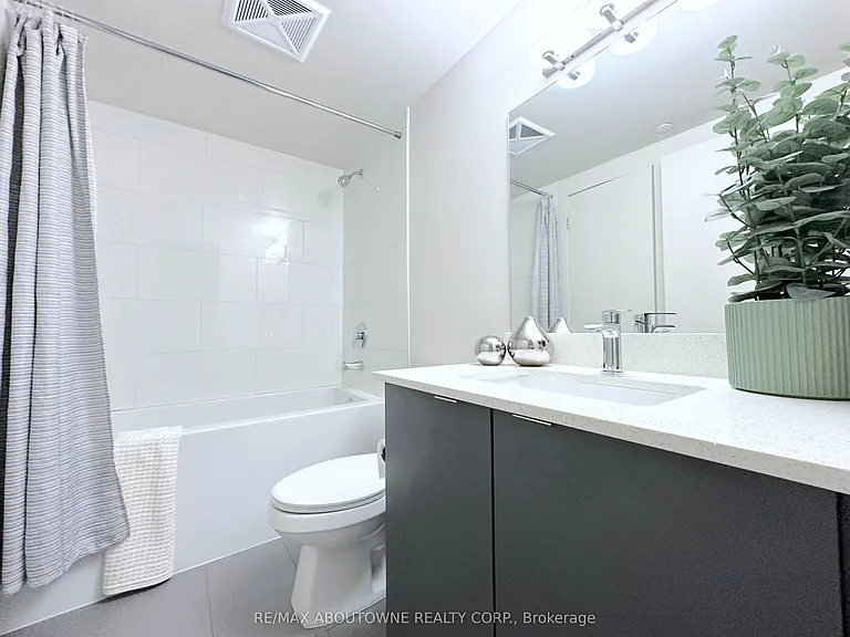 3385 Dundas St W #521 — Photo 11