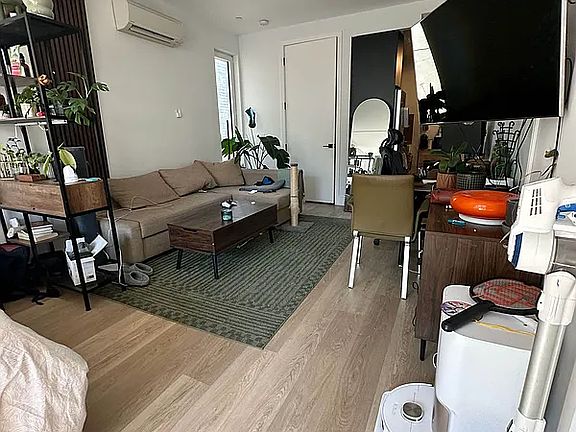 5th image of 141 Frost St #2A
