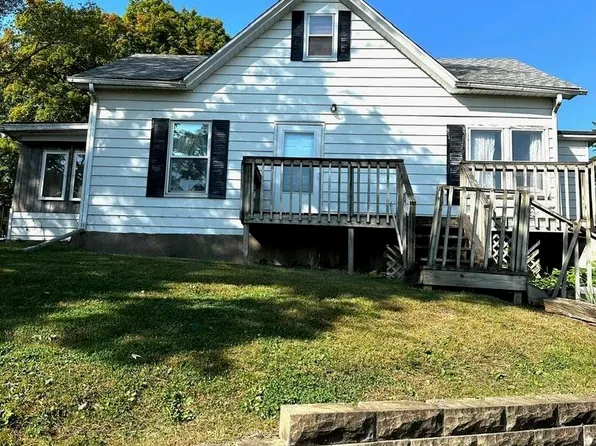 816 N 2nd St, Le Claire, IA 52753