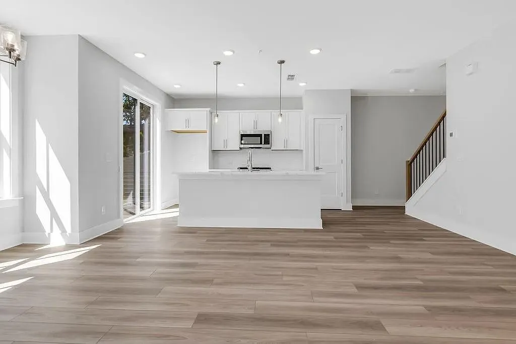 3 bed, 2.5 bath, 1923 sqft, $2,600 — Photo 1