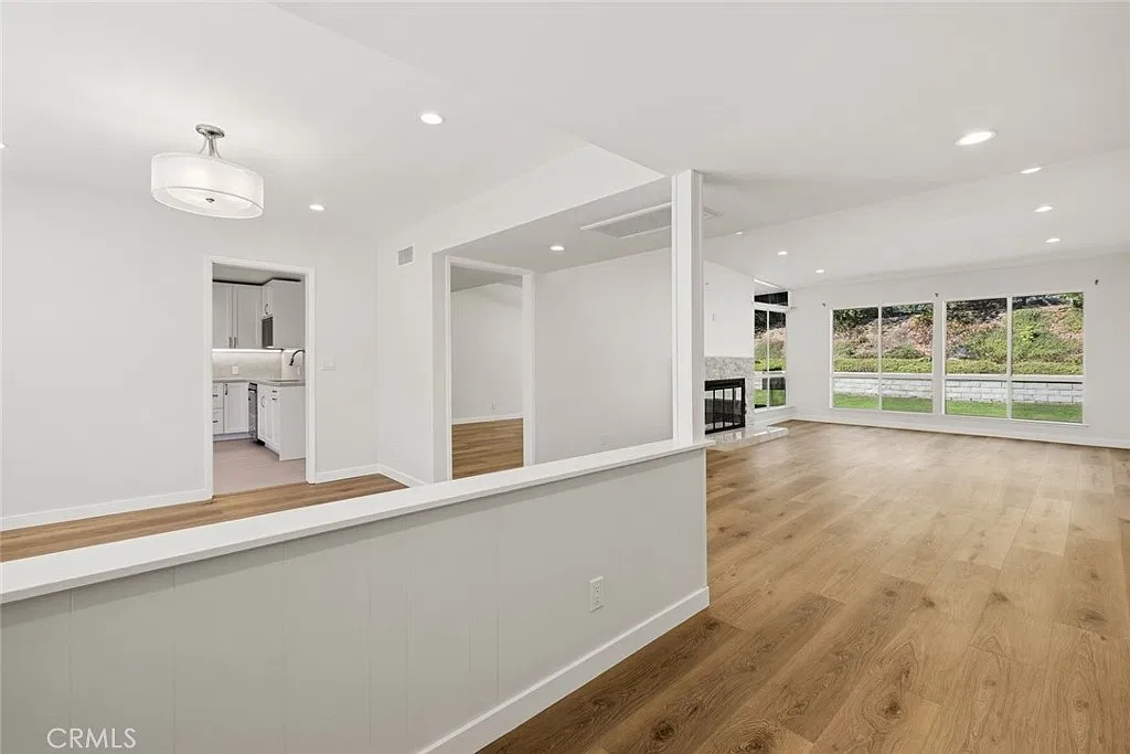 5 bed, 2.5 bath, 2401 sqft, $7,450 — Photo 4