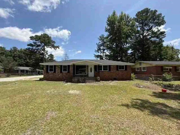 615 Clinton St — Photo 1