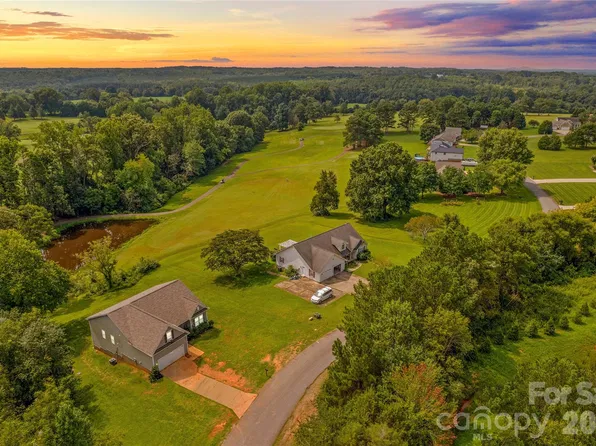 133 Sandtrap Dr, Statesville, NC 28677