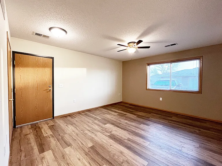 175 W Lind St — Photo 10
