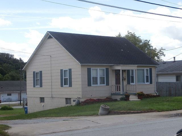 2nd image of 3211 Market St
