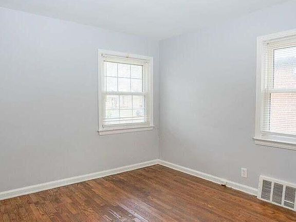 3rd image of 19338 Sussex St