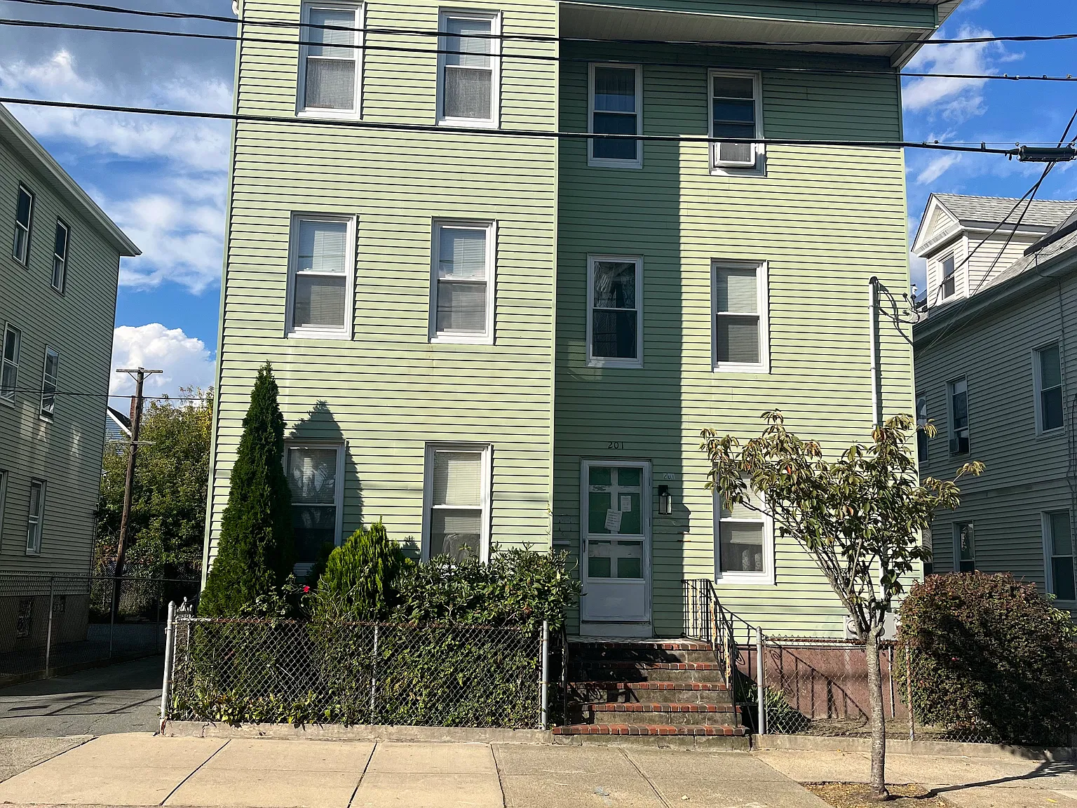 4 bed, 1402 sqft, $1,300 — Photo 1