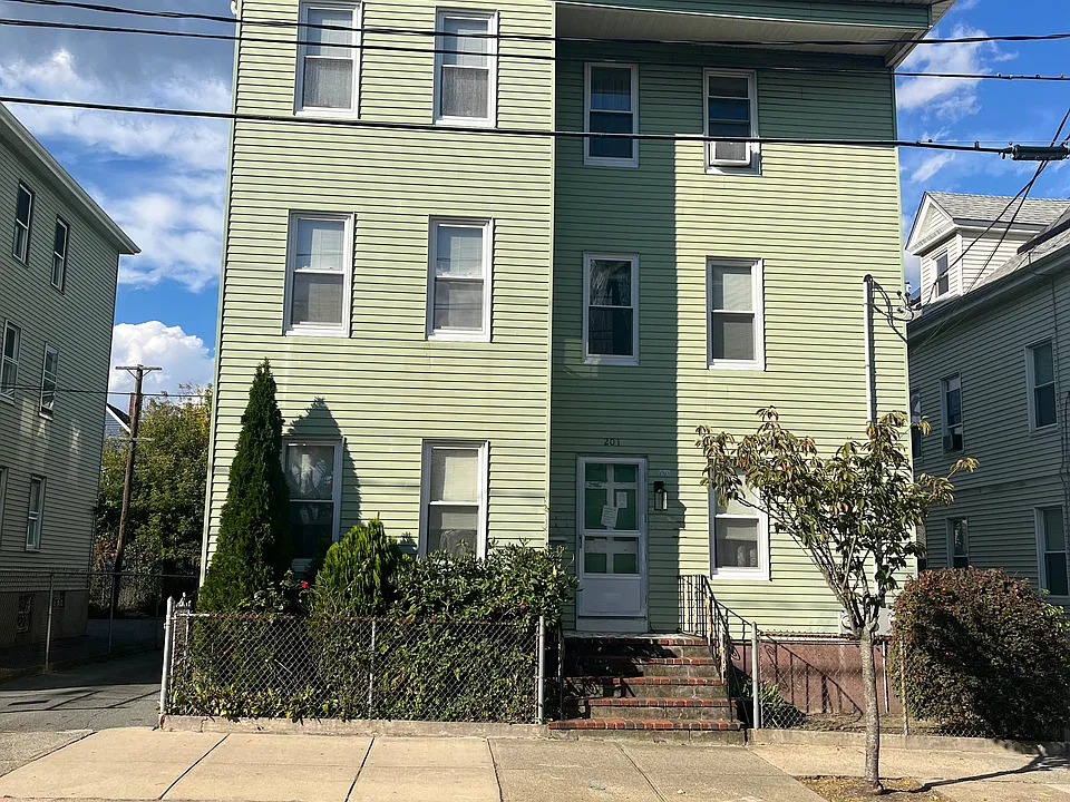 201 Sawyer St #2