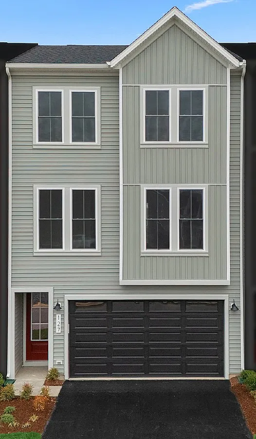 3 bed, 2400 sqft, $2,525 — Photo 2
