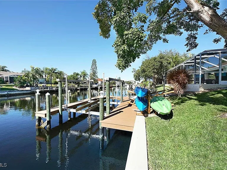 4138 SW 5th Ave — Photo 2