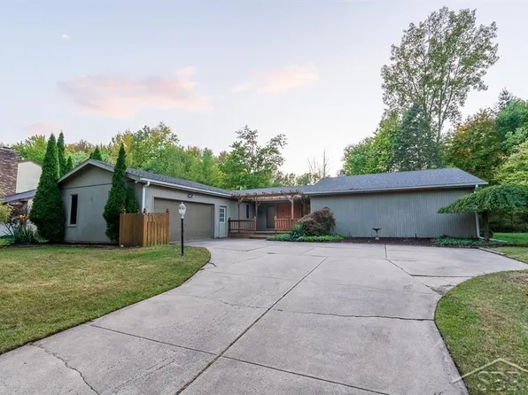 5221 Huntington Dr, Midland, MI 48640
