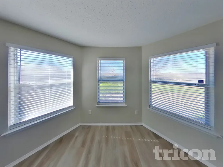 100 Adams Dr — Photo 4
