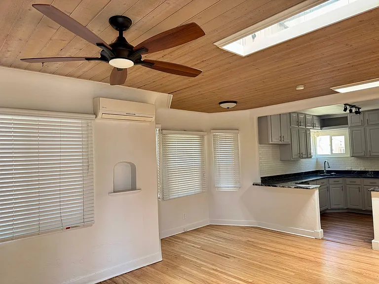 216 Carlisle Blvd NE — Photo 2