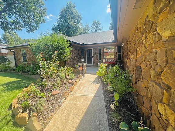 3rd image of 3918 Brookhollow Rd